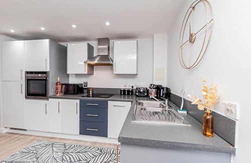 Basingstoke Apartment | Bright and modern 2-bedroom, 2-bath apartment with lift access. Recently refurbished for comfort and style, perfect for groups or families. Enjoy special monthly discounts for extended stays!