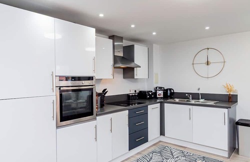 Basingstoke Apartment | Bright and modern 2-bedroom, 2-bath apartment with lift access. Recently refurbished for comfort and style, perfect for groups or families. Enjoy special monthly discounts for extended stays!