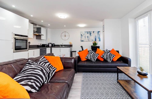 Basingstoke Apartment | Bright and modern 2-bedroom, 2-bath apartment with lift access. Recently refurbished for comfort and style, perfect for groups or families. Enjoy special monthly discounts for extended stays!