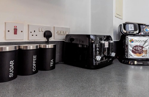 Basingstoke Apartment | Bright and modern 2-bedroom, 2-bath apartment with lift access. Recently refurbished for comfort and style, perfect for groups or families. Enjoy special monthly discounts for extended stays!