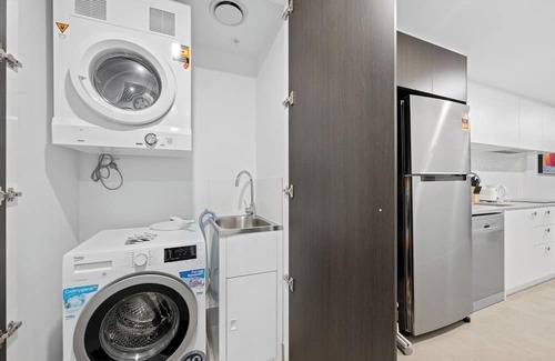 Phillip Apartment | Woden Comfortable 1-Bedroom Apartment with Parking