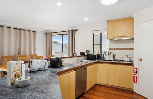 Scarborough House | Beachside Stay | Cafés Nearby | 100Mbps WiFi