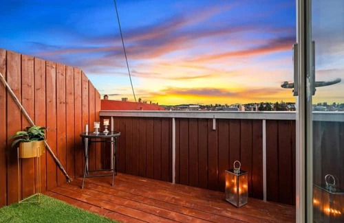 Gamle Oslo Condo | 2 Bedroom Apartment in Helsfyr, Oslo, Ideal for Long & short Stays ,free parking