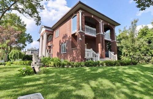 Newtonbrook House | Casa Athena — Luxury Toronto Mansion with Gym