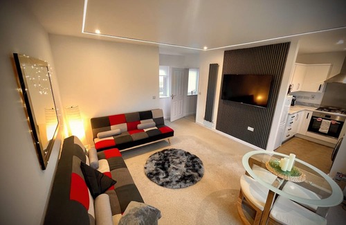 Peterborough House | Hampton 2-bed coach house retreat quiet parking wifi clean