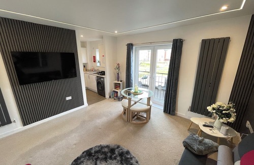 Peterborough House | Hampton 2-bed coach house retreat quiet parking wifi clean