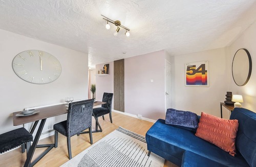 Basildon House | 3Bed Gem, Sleep 7, with a TV in Every Room, Garden, Free Parking and Netflix
