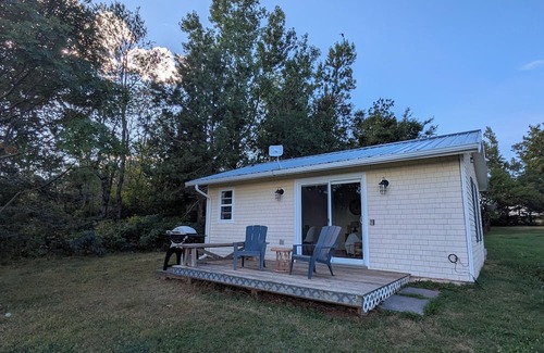 Cymbria Cabin | The Marigold Guesthouse (w/Hottub)