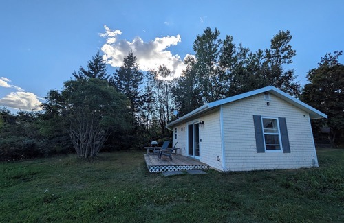 Cymbria Cabin | The Marigold Guesthouse (w/Hottub)