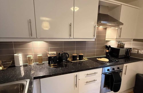 Sunderland City Centre Apartment | Flat - Sleeps 4 - Parking - Balcony - Pet friendly