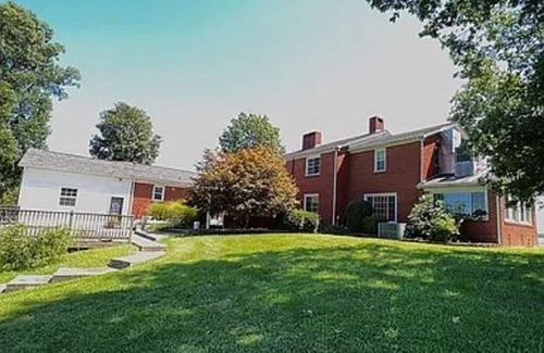Madisonville House | Graceland 5 Star
