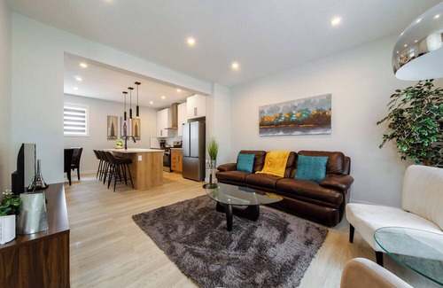 West Edmonton House | Cozy Spacious Retreat 4 Beds 3.5 Bath Whole House