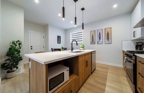 West Edmonton House | Cozy Spacious Retreat 4 Beds 3.5 Bath Whole House