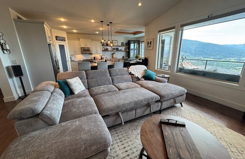 Foothills Apartment | Lakeview Getaway with Hot Tub + Pool near Silver Star