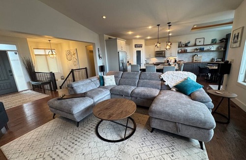 Foothills Apartment | Lakeview Getaway with Hot Tub + Pool near Silver Star