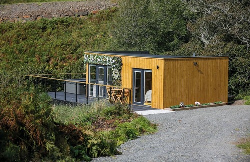 Lybster Cabin | One-bedroom chalet Highland retreat. Breath taking sea views from hot tub