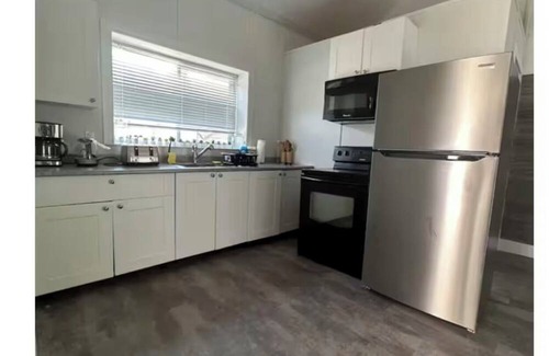 Harrison Hot Springs House | Cozy 3BR Riverside Retreat – Steps to Beach & Mineral Pool