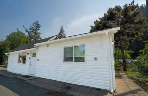 Harrison Hot Springs House | Cozy 3BR Riverside Retreat – Steps to Beach & Mineral Pool