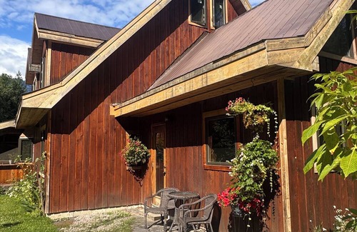 Revelstoke House | Ski chalet on acreage close to RMR. Pet friendly!