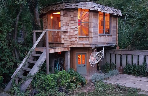 Chiddingfold Cottage | Rural Surrey Cottage and TV award winning 'Shed of the year' Mushroom house!