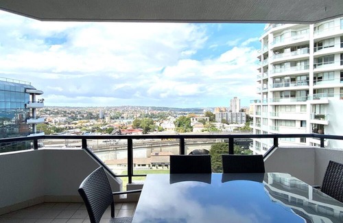 Sydney Apartment | Spacious 2-Bedroom Apartment, 900m Stroll to Harbour Bridge