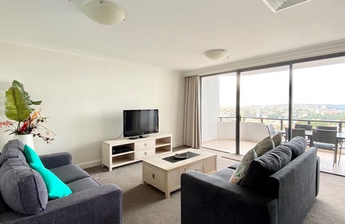 Sydney Apartment | Spacious 2-Bedroom Apartment, 900m Stroll to Harbour Bridge