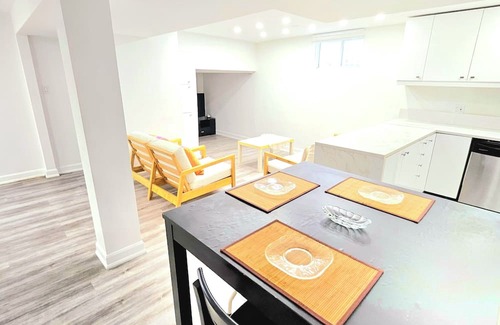 Thornhill Apartment | Superb Spacious 2 Bedroom Bsmt with Parking