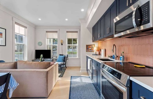 Durham House | 8BR Urban Retreat w/Deck, Near Downtown Durham