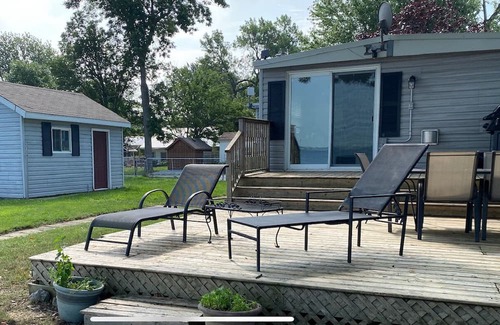 Harwich House | Cozy Cottage on Rondeau Bay in Erieau steps from local restaurants!