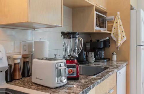 Campbell River House | Private Sauna, Hot tub cold plunge retreat steps away from Golf course.