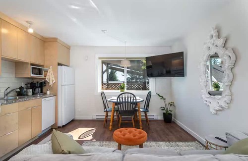 Campbell River House | Private Sauna, Hot tub cold plunge retreat steps away from Golf course.