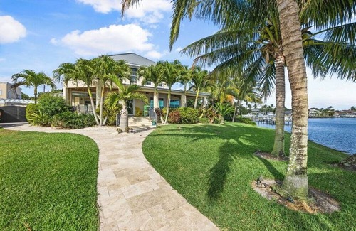 Tequesta House | Jupiter Riverfront Compound with 20,000 lb Boat Lift