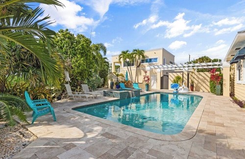 Tequesta House | Jupiter Riverfront Compound with 20,000 lb Boat Lift