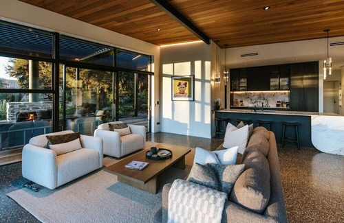 Wanaka Apartment | Beacon Retreat - Pool - Sleeps 8