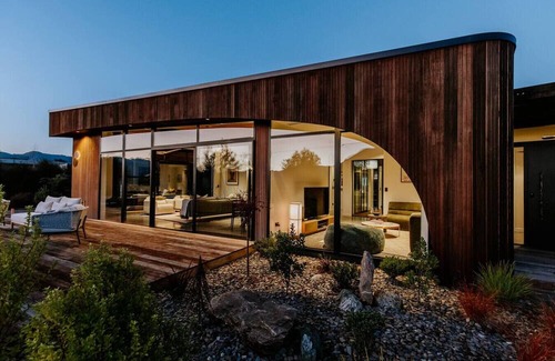 Wanaka Apartment | Beacon Retreat - Pool - Sleeps 8