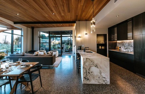 Wanaka Apartment | Beacon Retreat - Pool - Sleeps 8