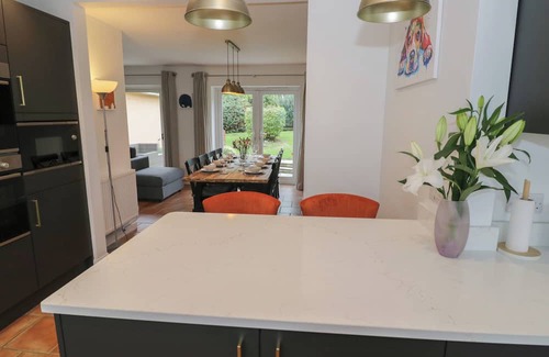 Peopleton Cottage | HARRAN, pet friendly, with hot tub in Peopleton