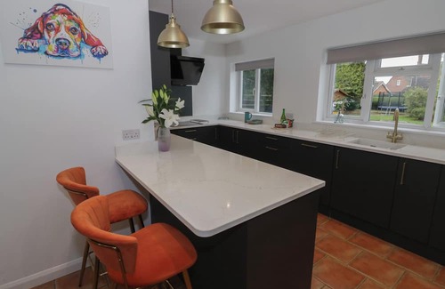 Peopleton Cottage | HARRAN, pet friendly, with hot tub in Peopleton