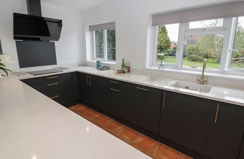 Peopleton Cottage | HARRAN, pet friendly, with hot tub in Peopleton