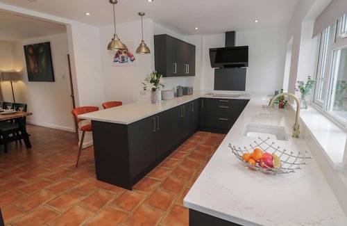 Peopleton Cottage | HARRAN, pet friendly, with hot tub in Peopleton