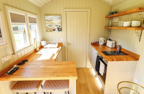 Ashby cum Fenby Cottage | MAGNOLIA, pet friendly, with hot tub in Waltham