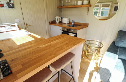 Ashby cum Fenby Cottage | MAGNOLIA, pet friendly, with hot tub in Waltham