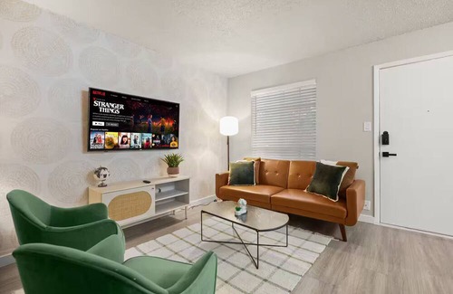 Hyde Park Apartment | Central and Cozy condo close to Downtown and University