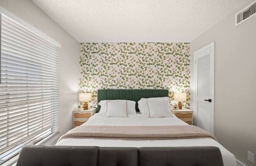 Hyde Park Apartment | Central and Cozy condo close to Downtown and University