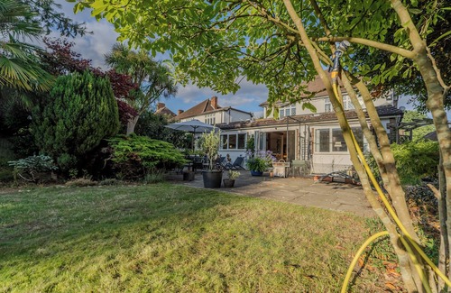 Eltham South House | THE COZY RETREAT, Rustic Charm Meets Modern Living (1 Private Bedroom)