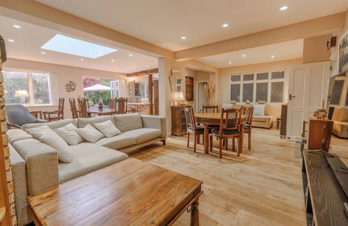 Eltham South House | THE COZY RETREAT, Rustic Charm Meets Modern Living (1 Private Bedroom)