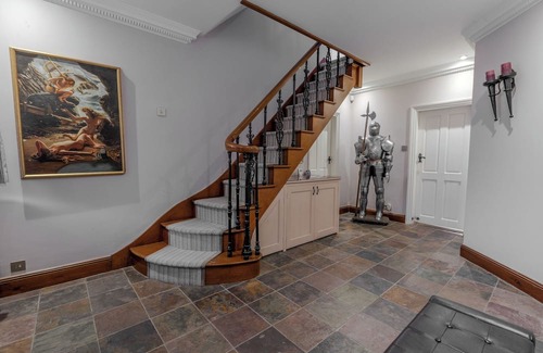 Eltham South House | THE COZY RETREAT, Rustic Charm Meets Modern Living (1 Private Bedroom)