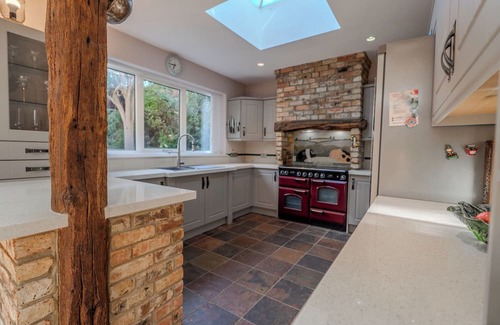 Eltham South House | THE COZY RETREAT, Rustic Charm Meets Modern Living (1 Private Bedroom)