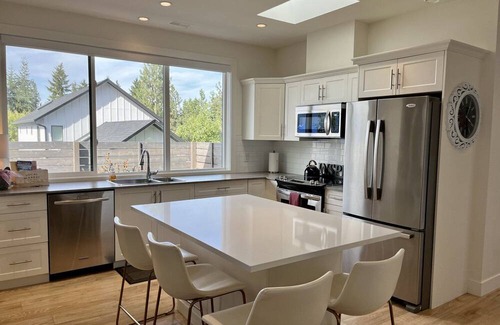 Southwest Mission Cottage | Welcome to Ohana Okanagan! 🏖️n A 2 b/r private cottage in the Mission