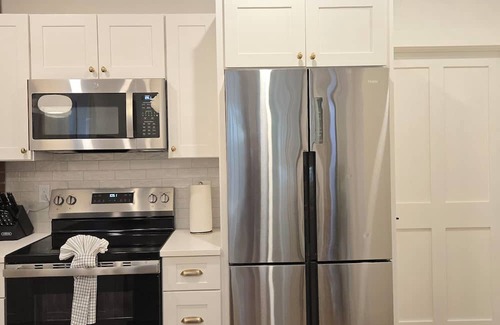 Fox Point Apartment | 2BR Garden Apt w/Parking Near Brown & RISD